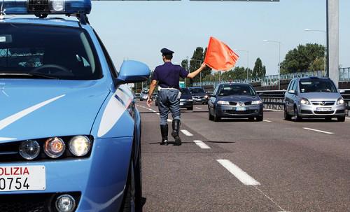 Incendi, fiamme nella scarpata sull'A1: chiuso tratto autostrada tra Ponzano Romano e bivio diramazione Roma
