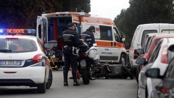 Roma, scontro tra auto e scooter su via Nomentana: morto centauro