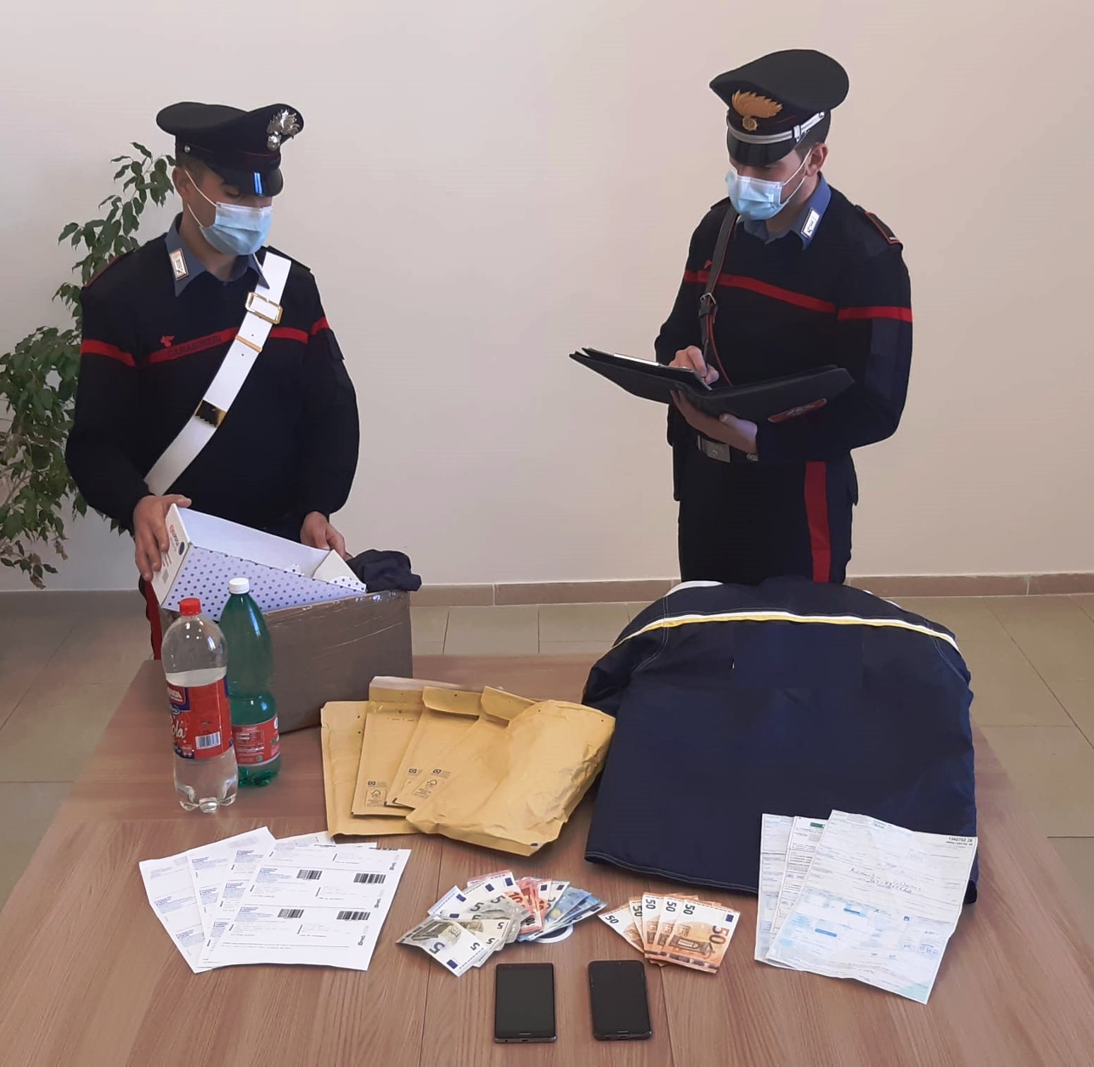 Roma, compra phon on line ma nel pacco trova bottiglie d'acqua: arrestati 2 truffatori