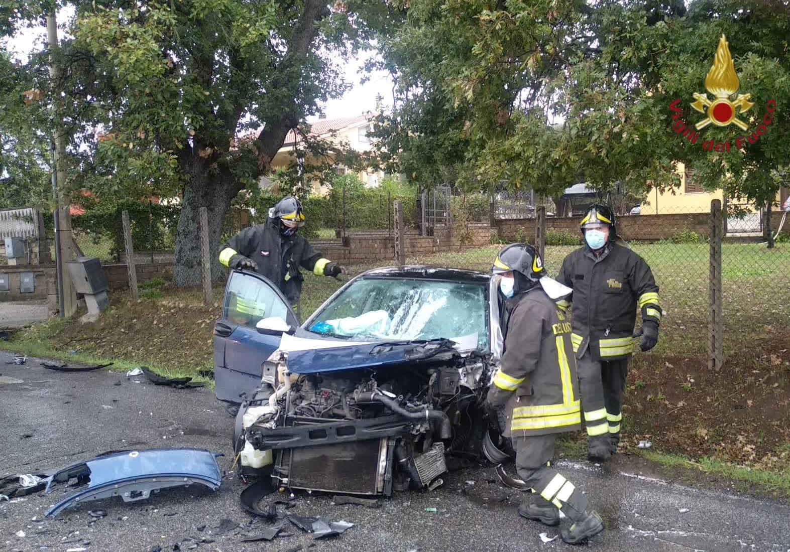 Ardea, scontro frontale tra auto: 4 feriti, uno è grave