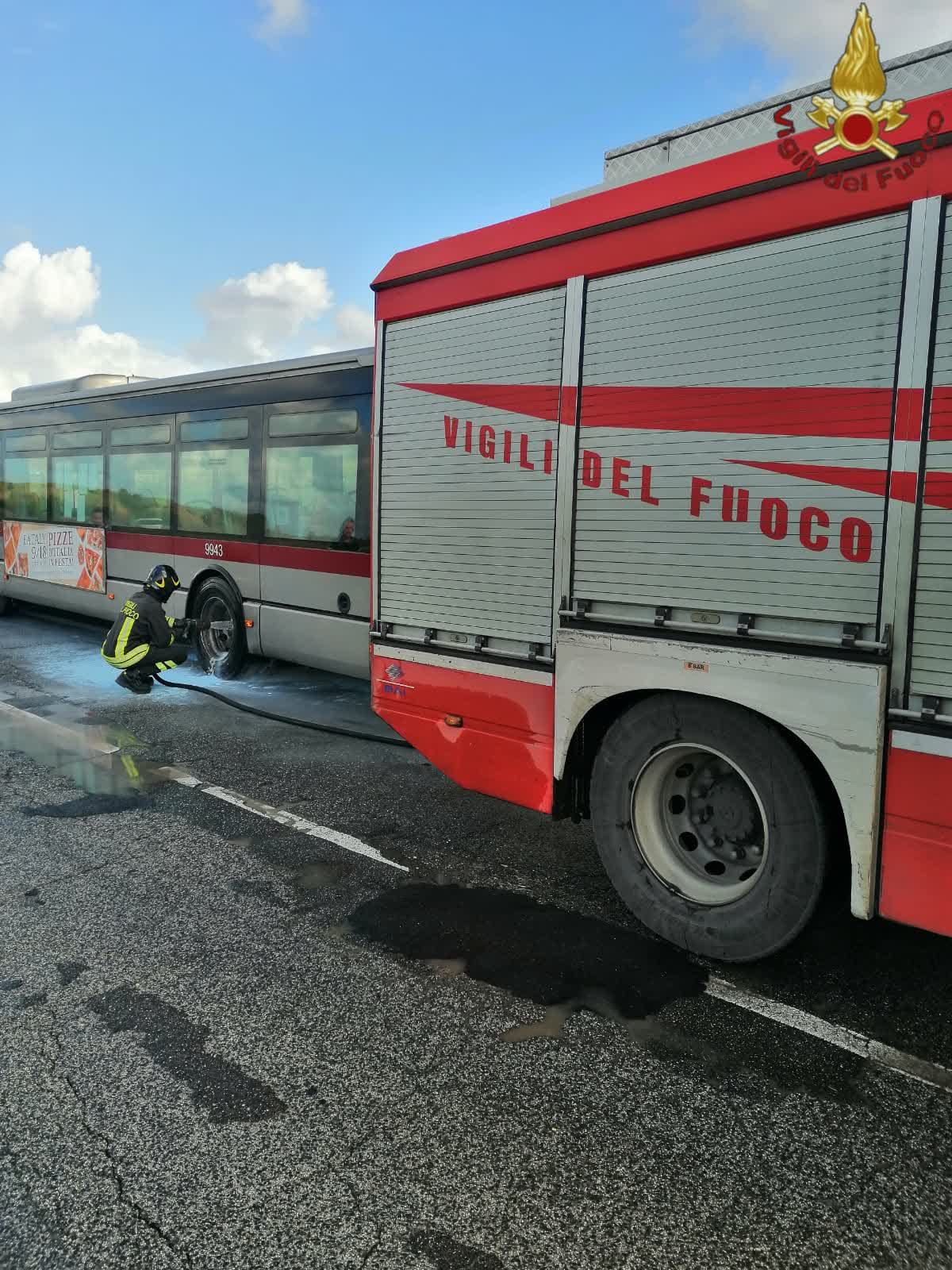 Roma, freni surriscaldati su bus alla Muratella: vigili del fuoco sul posto