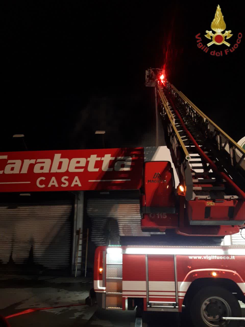 Cerveteri, incendio in capannone sull'Aurelia: nessun ferito