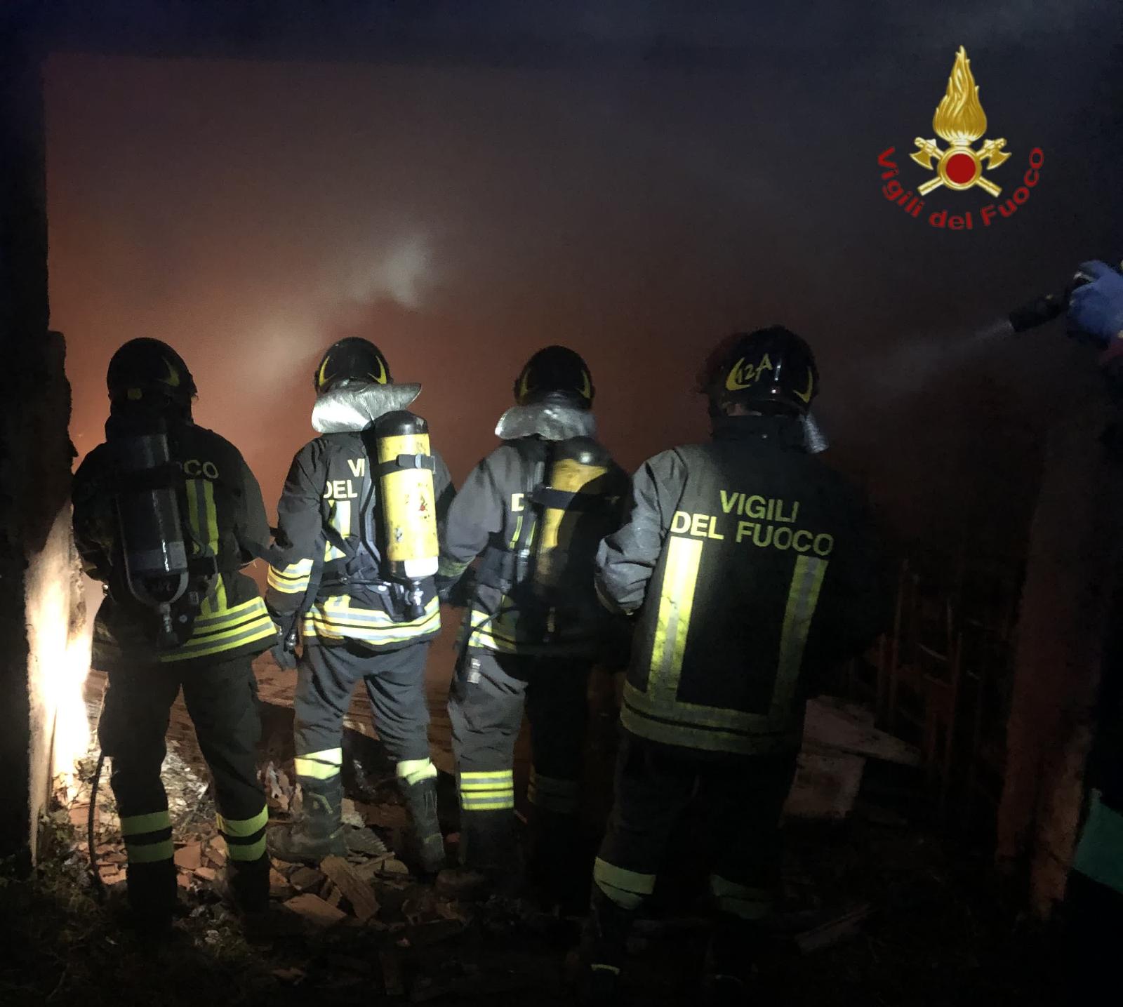 Albano, fiamme nel box auto: evacuati due appartamenti