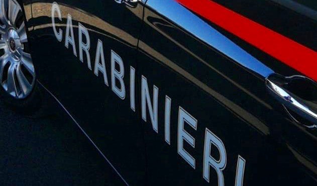Ostia, con coltello in pugno rapinano e feriscono un uomo vicino alla stazione: preso uno degli aggressori