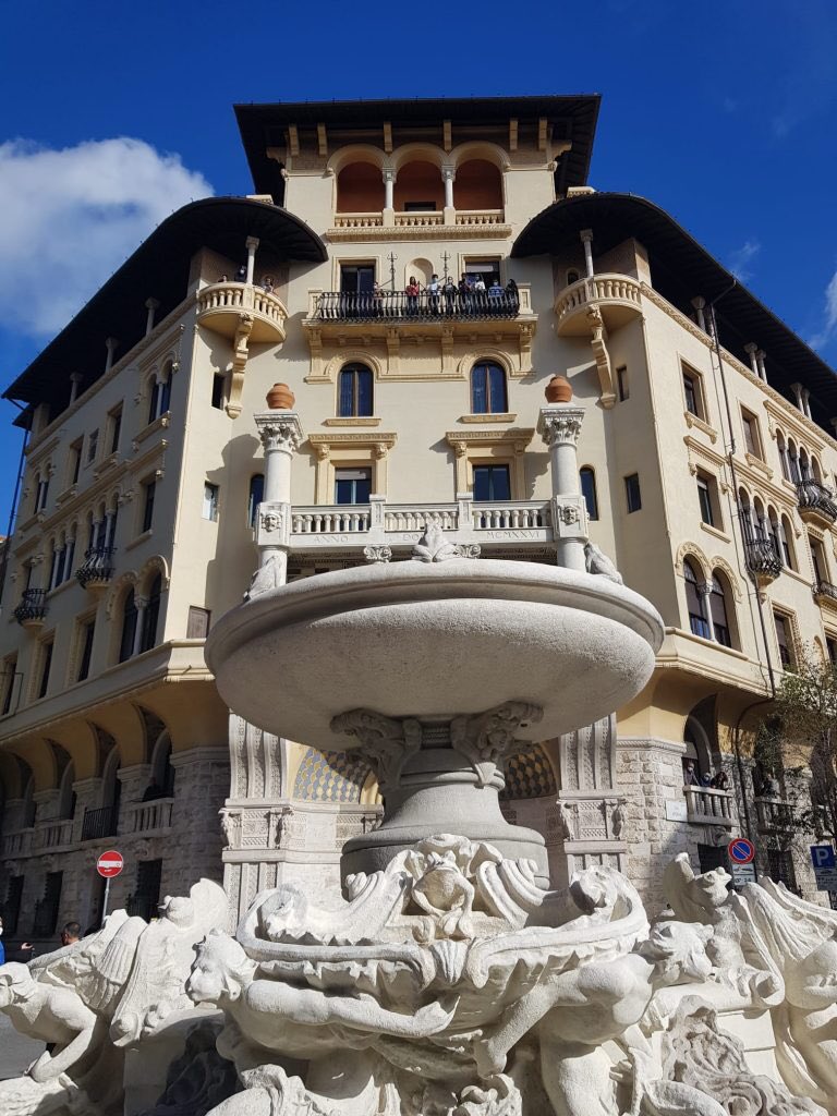 Roma, torna a zampillare la fontana delle Rane