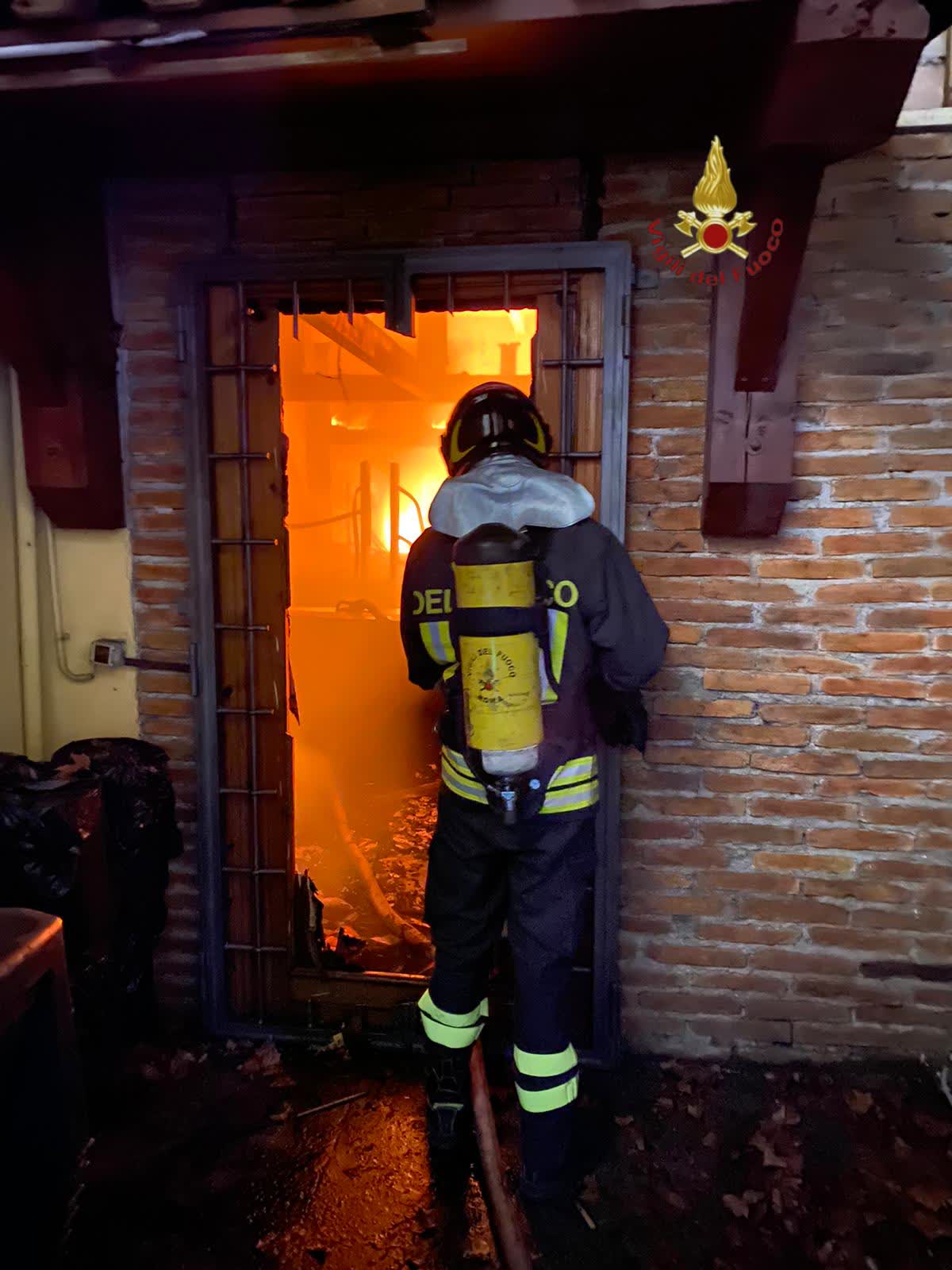 Roma, fiamme nella notte in un ristorante a Ostiense: vigili del fuoco al lavoro