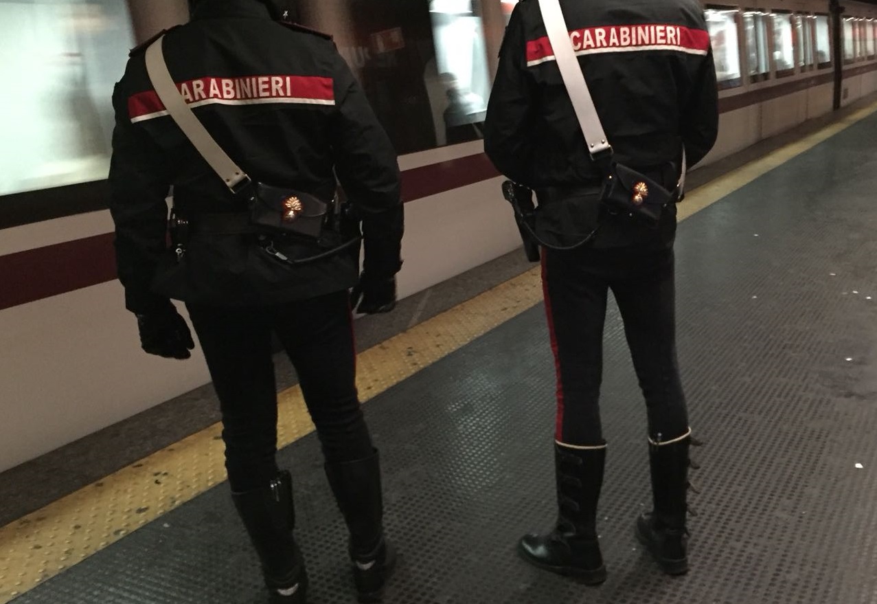 Roma, ladre in azione sulla banchina della metro: denunciate 4 borseggiatrici a Termini