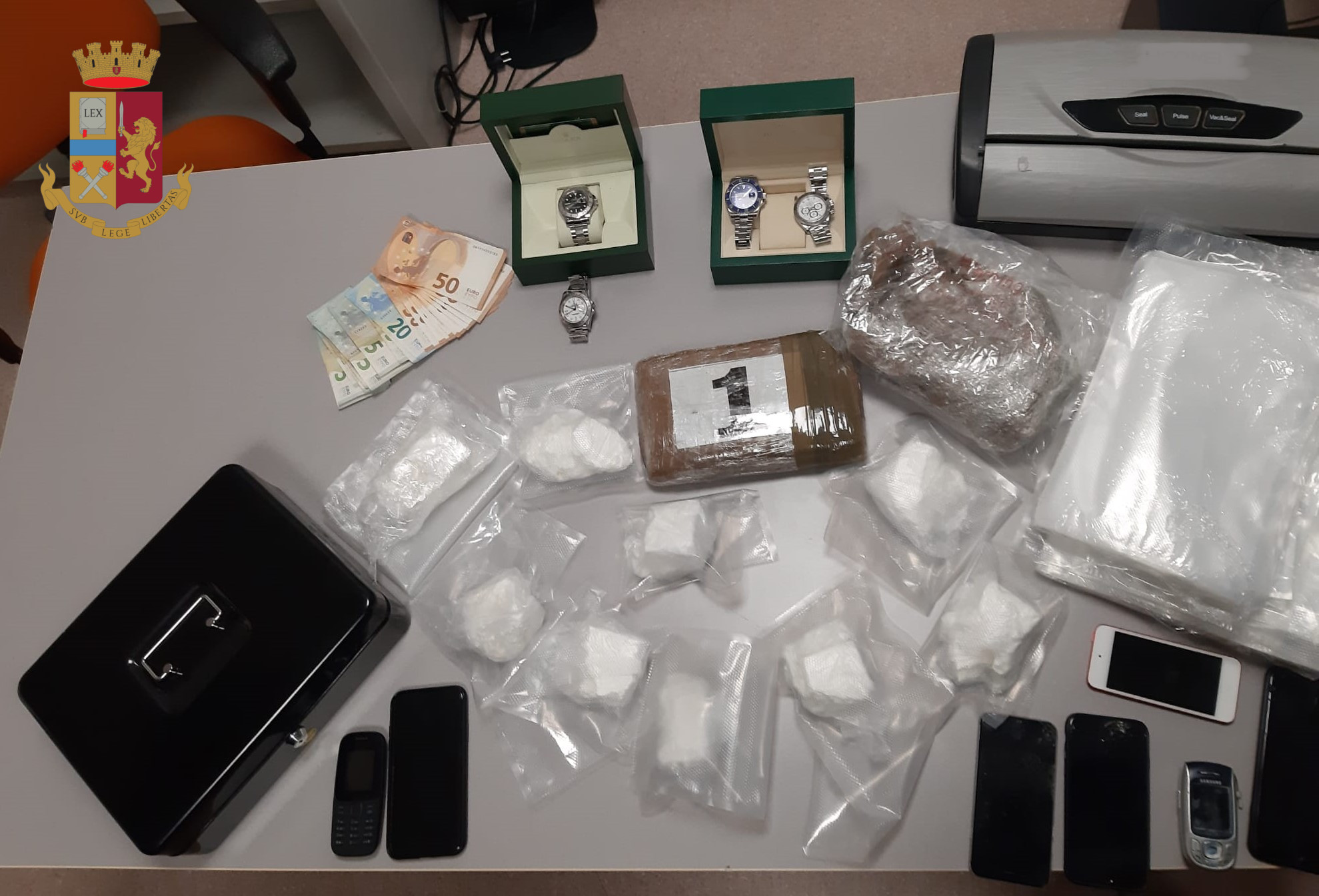 Roma, spaccio con auto a noleggio a Torre Maura: sequestrati 2 kg di cocaina e 4 Rolex. In manette coppia di cognati