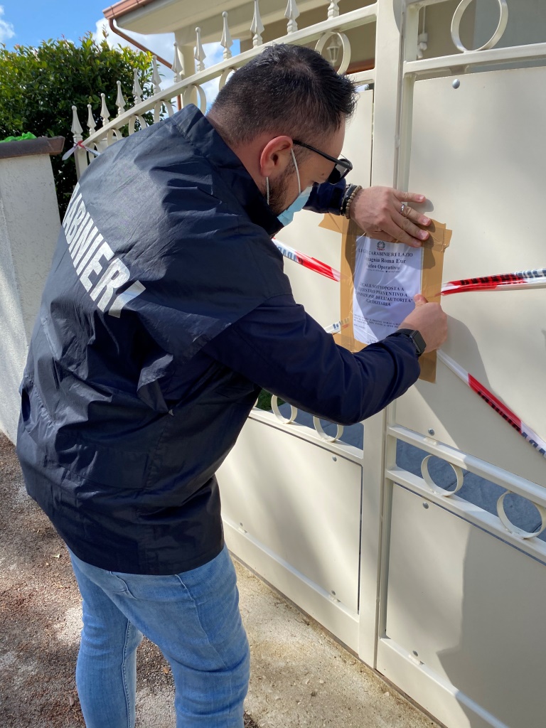 Roma, commerciante usuraio: sequestro villa all'Infernetto e auto per 340mila euro