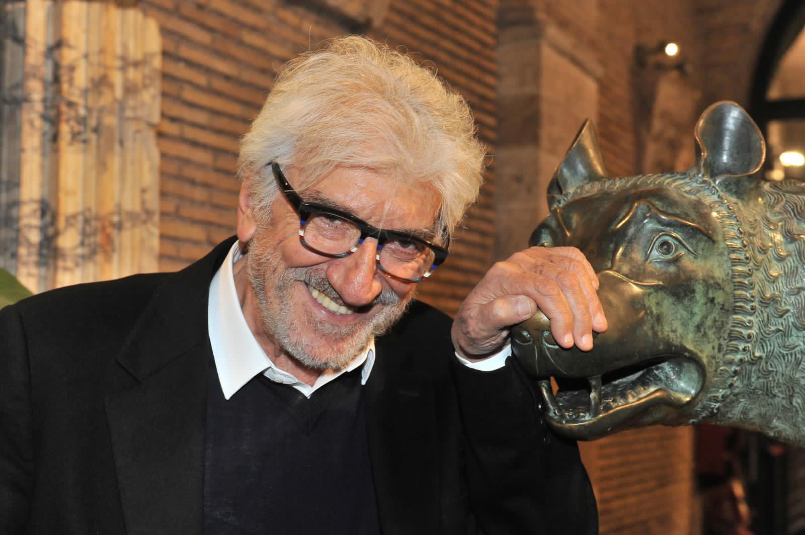 Roma, addio a Gigi Proietti nel giorno del suo 80° compleanno: lutto cittadino per il funerale