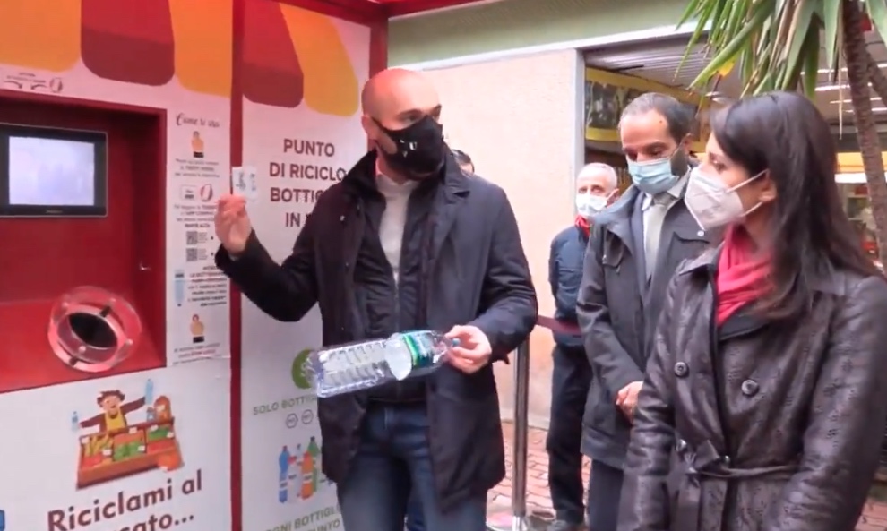 Roma, Raggi: raccolte 23mila bottiglie in un mese con macchinette nei mercati