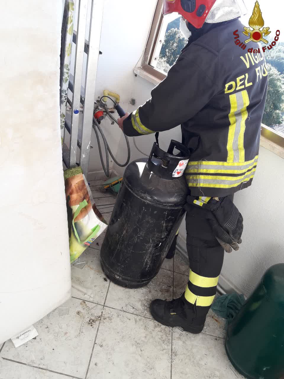 Esplosione in una palazzina a Pomezia: feriti lievi