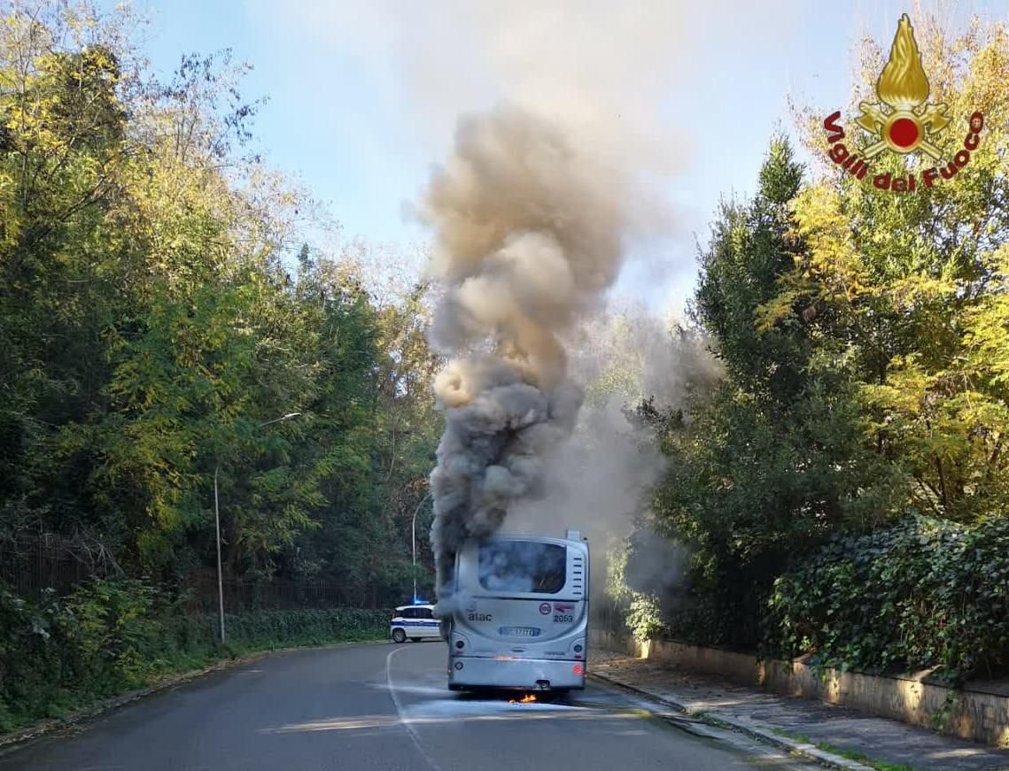 Roma, bus Atac in fiamme alla Farnesina: nessun ferito