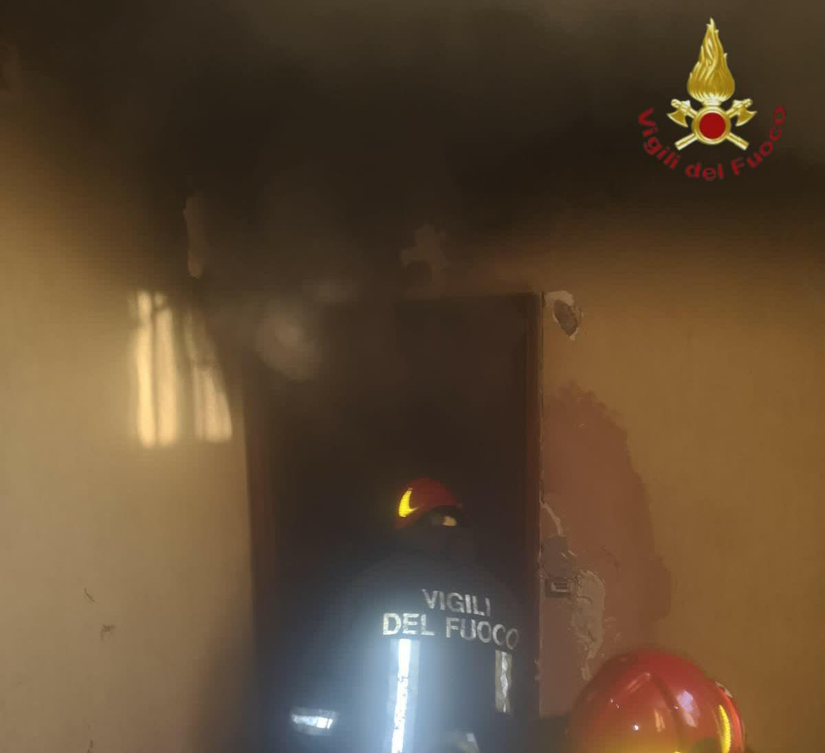 Roma, appartamento in fiamme a Torpignattara: soccorsi condomini bloccati per il fumo