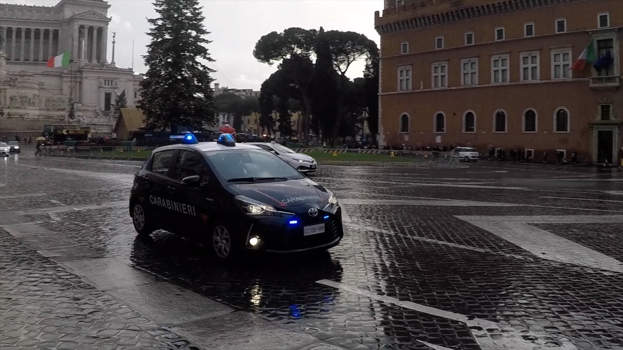Roma, ubriaco finge investimento bus a piazza Venezia: multa da 560 euro per aver violato coprifuoco