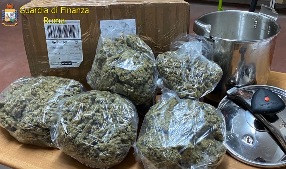 Roma, aspettava pentola con 2 kg droga in volo dalla Spagna: arrestato