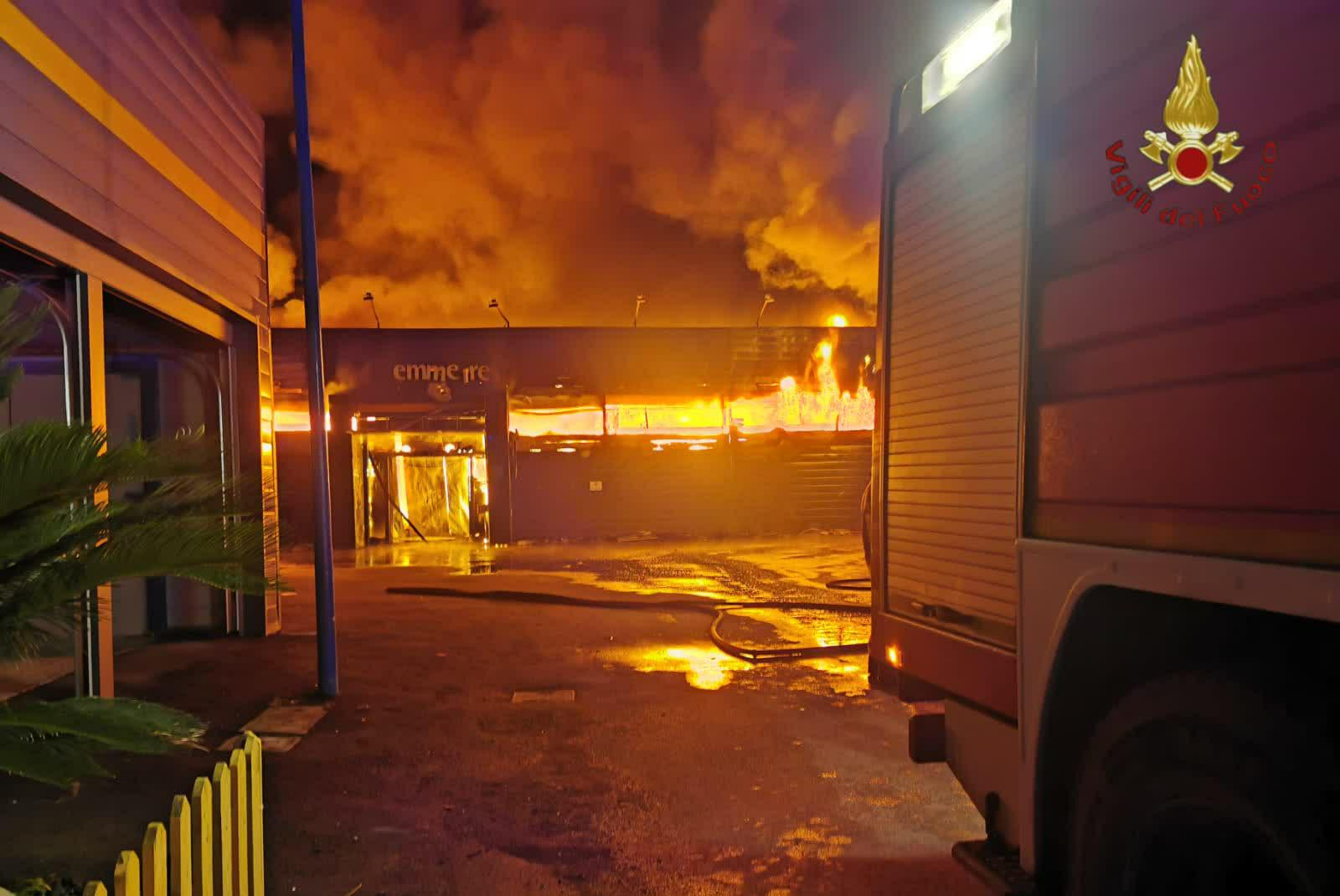 Roma, in fiamme capannone mobilificio a Ostia Antica: evacuate case