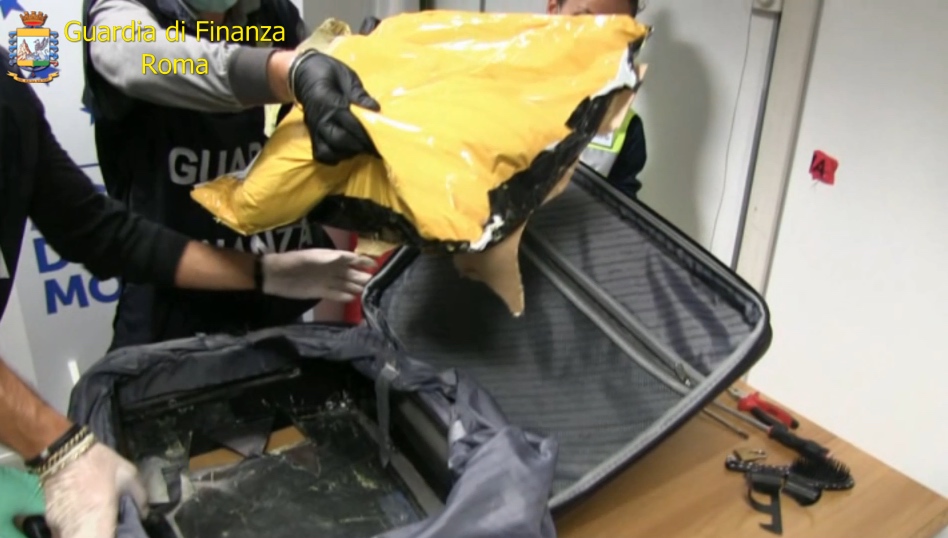Roma, oltre 52 kg di droga sequestrati all'aeroporto di Fiumicino: arrestati 18 corrieri