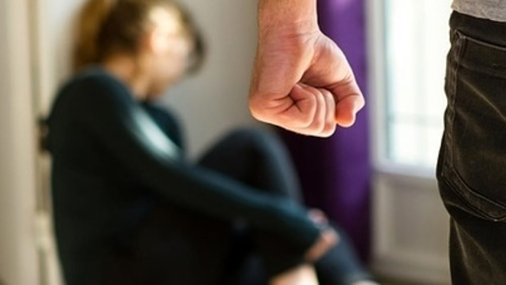 Picchiata e minacciata di morte dal compagno: "Aiuto ha una pistola"
