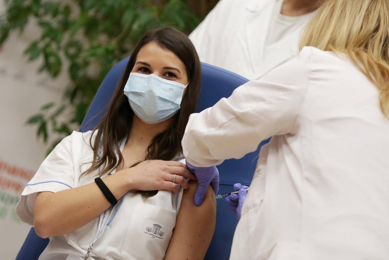 Covid, minacce social alla prima vaccinata: "vediamo quando muori"