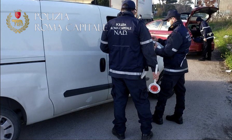 Ostia, trasporto illecito rifiuti: 2 furgoni sequestrati