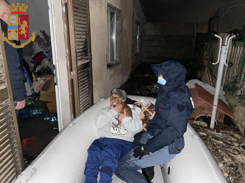 Maltempo Roma, alberi crollati e allagamenti: 2 feriti e 11 evacuati a Ostia