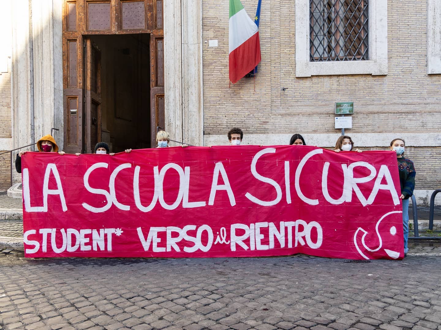 Covid, a Roma sit-in e lezioni davanti alle scuole chiuse: 200 studenti manifestano al Mamiani