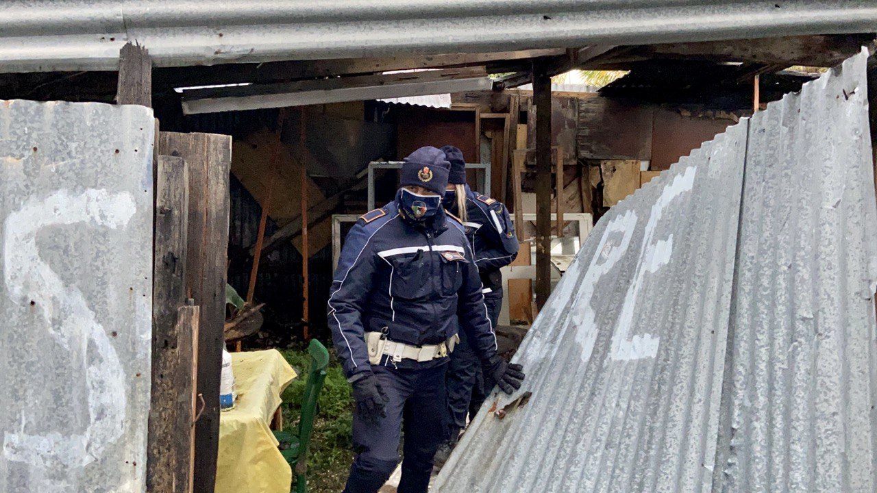 Roma, sequestrata area di 400mq a San Basilio. Raggi: "stavano costruendo un fortino dello spaccio"