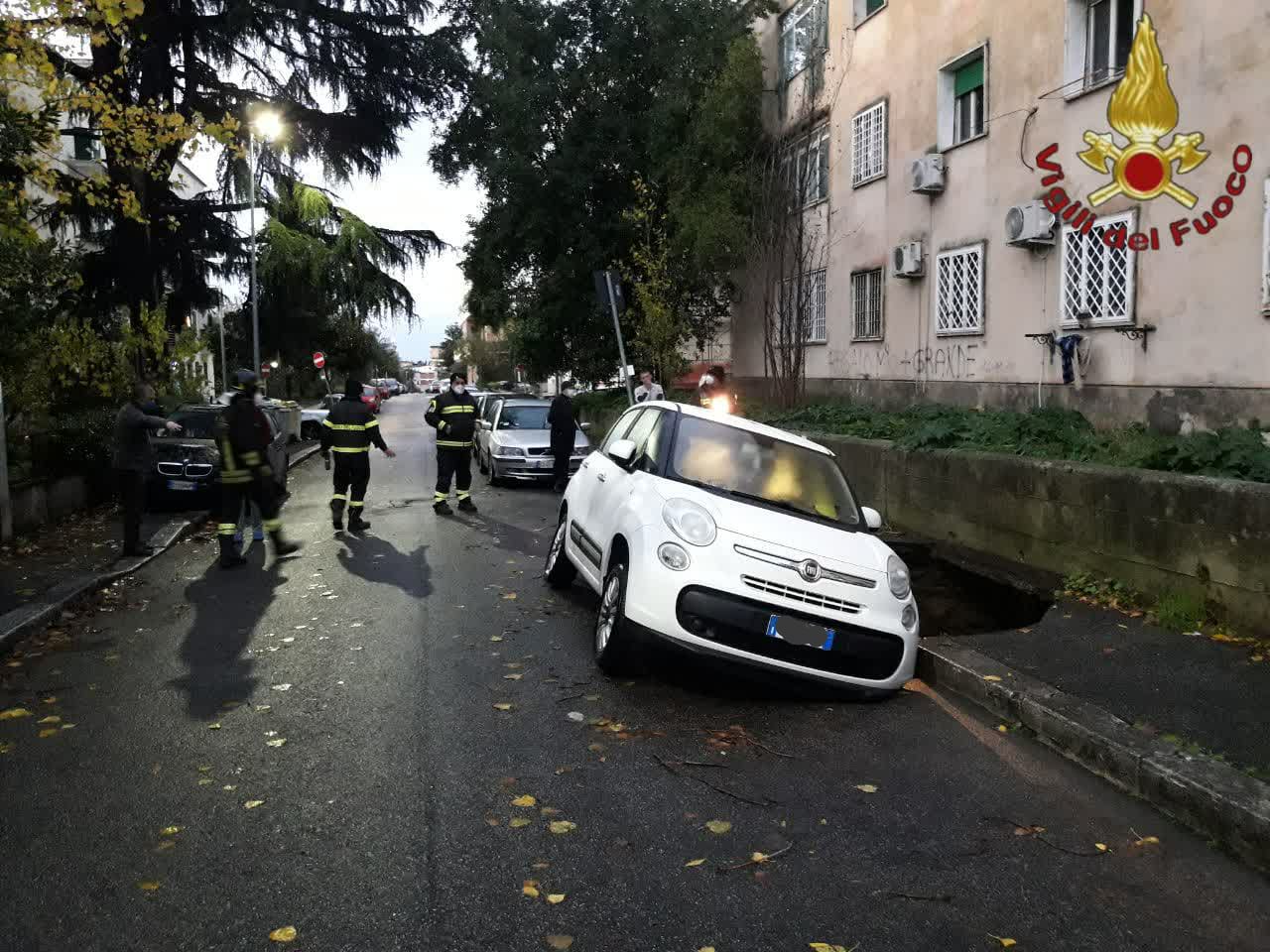 Roma, auto intrappolata in maxi voragine a Guidonia