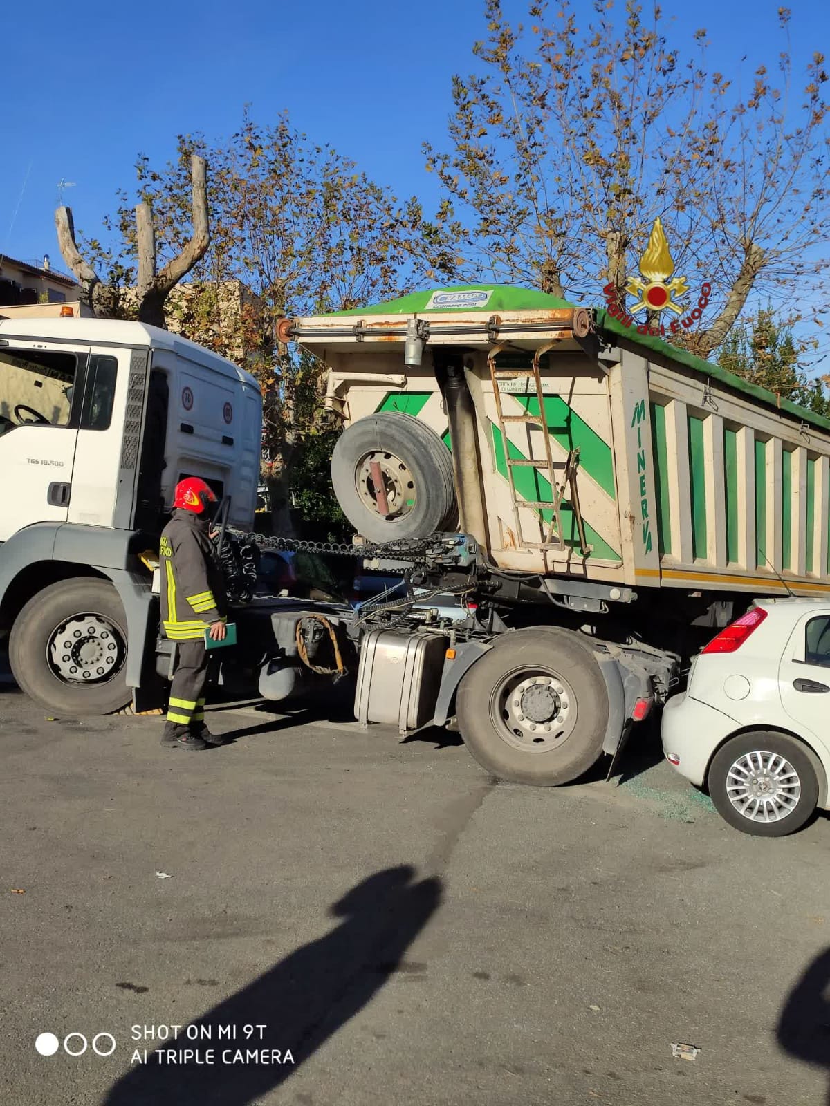 Monte Porzio Catone, camion in manovra sbatte contro due auto: uomo elitrasportato in ospedale