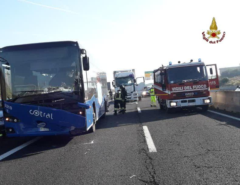 Roma, bus e tir coinvolti in tamponamento a catena sull'A1: feriti