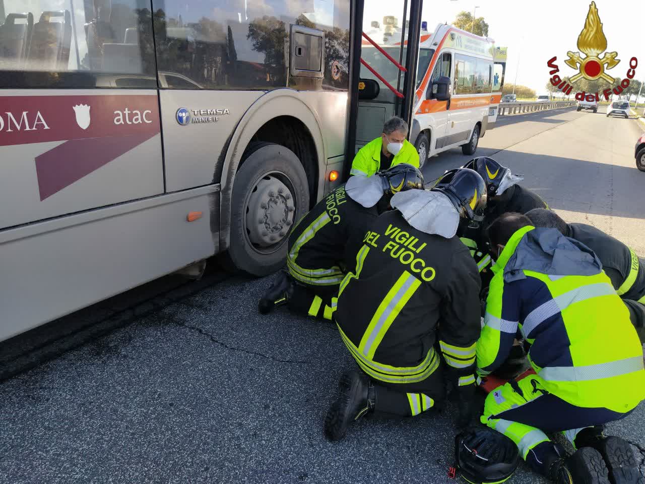 Roma, ciclista finisce sotto un bus a Tor Vergata: estratto dai vigili del fuoco