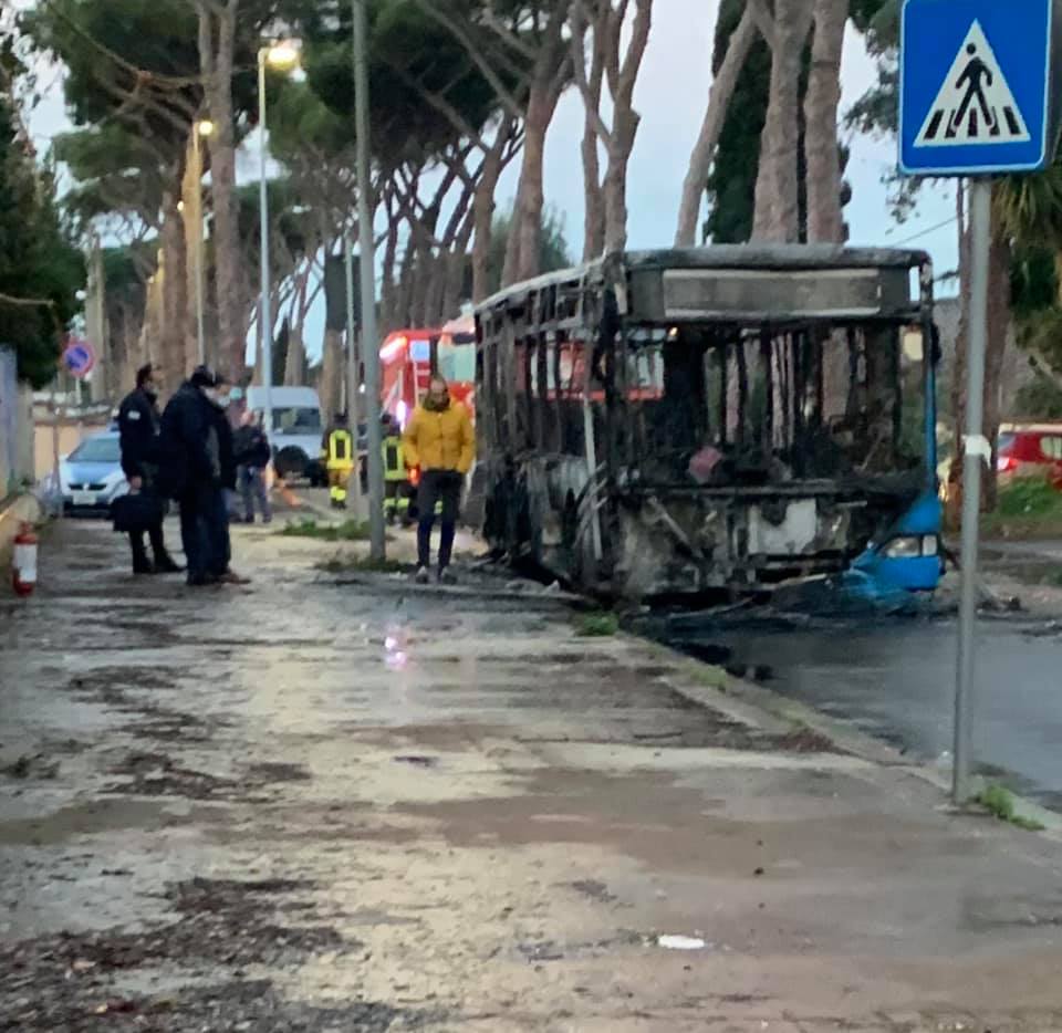 Roma, bus in fiamme all'Infernetto: nessun ferito