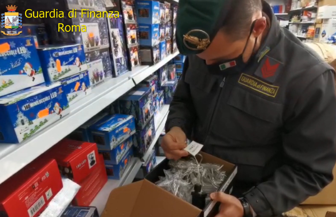 Roma, sequestrate 2 milioni luci natalizie e 56 storditori elettrici illegali: 4 denunce