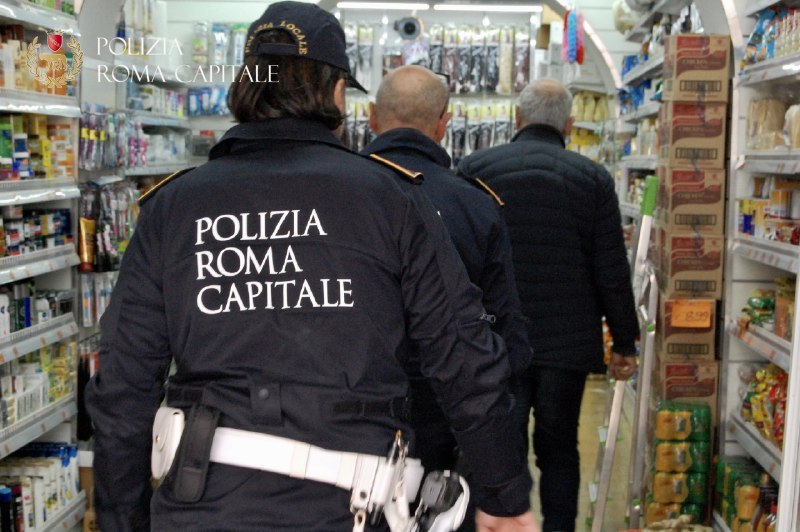 Roma, nasconde clienti fuori orario e senza mascherina nel retro del minimarket: multato