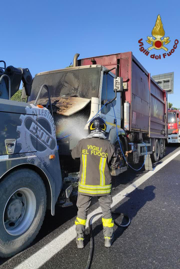 Roma, camion Ama in fiamme sul Gra: nessun ferito