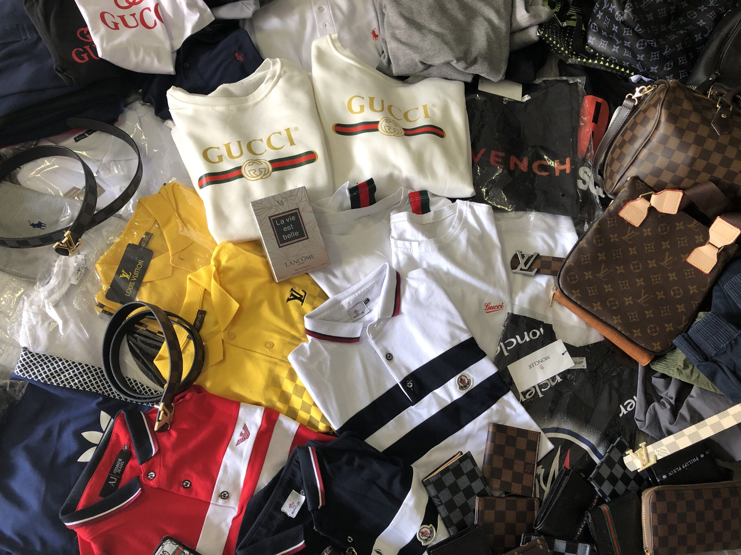 Genzano, scoperto "show room" del falso da 80mila euro l'anno: 300 articoli in vendita sui social