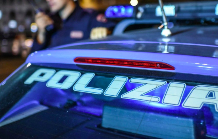 Fiumicino, armati di bastoni rapinano gioielleria nel centro commerciale: caccia alla banda