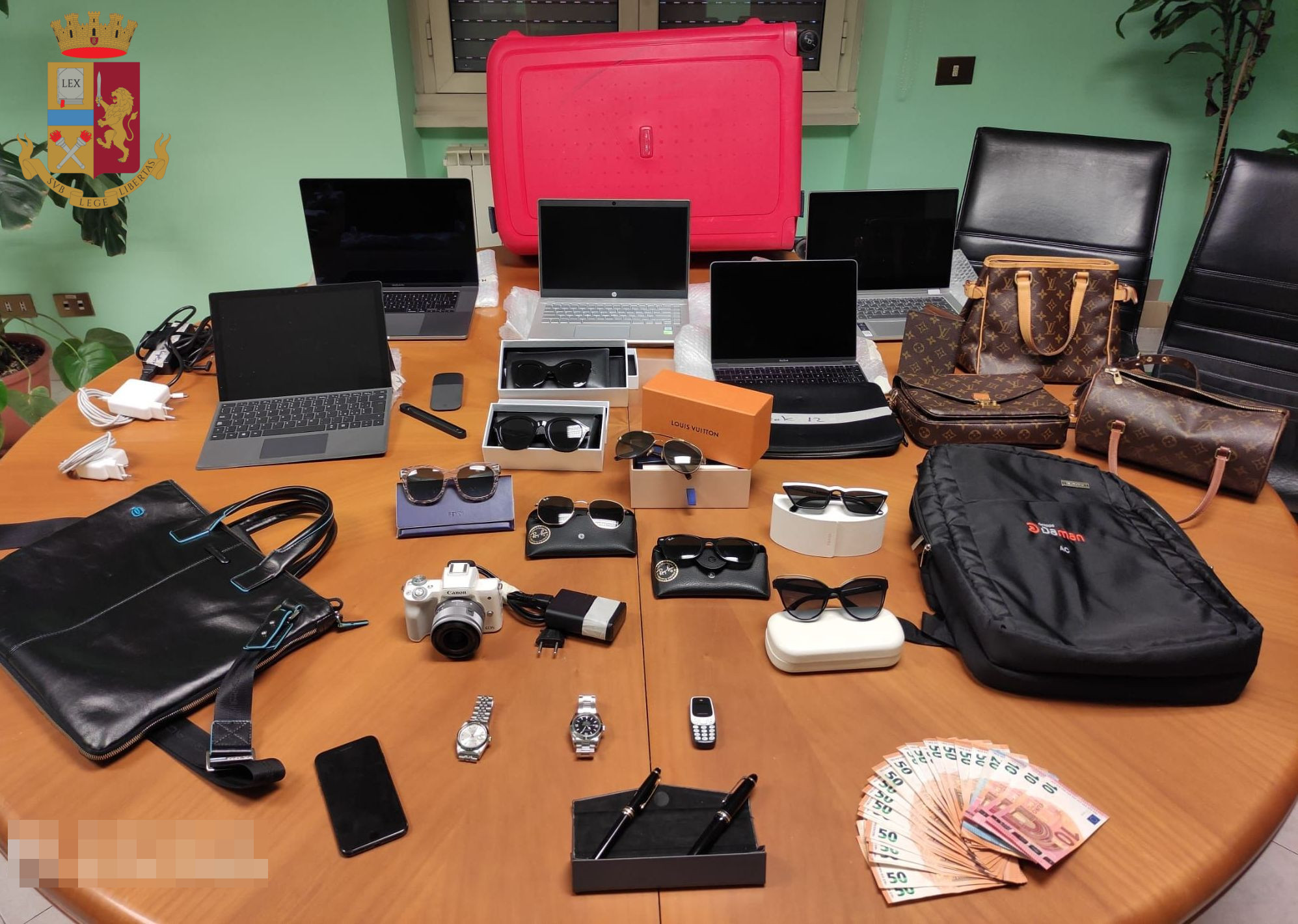 Roma, nascondeva in casa 10mila euro di merce rubata: denunciato