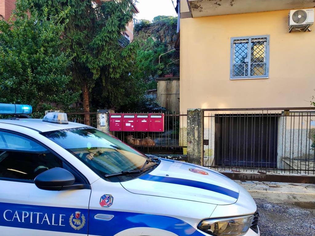 Roma, cadono massi da parete di roccia: evacuata palazzina a Grottarossa