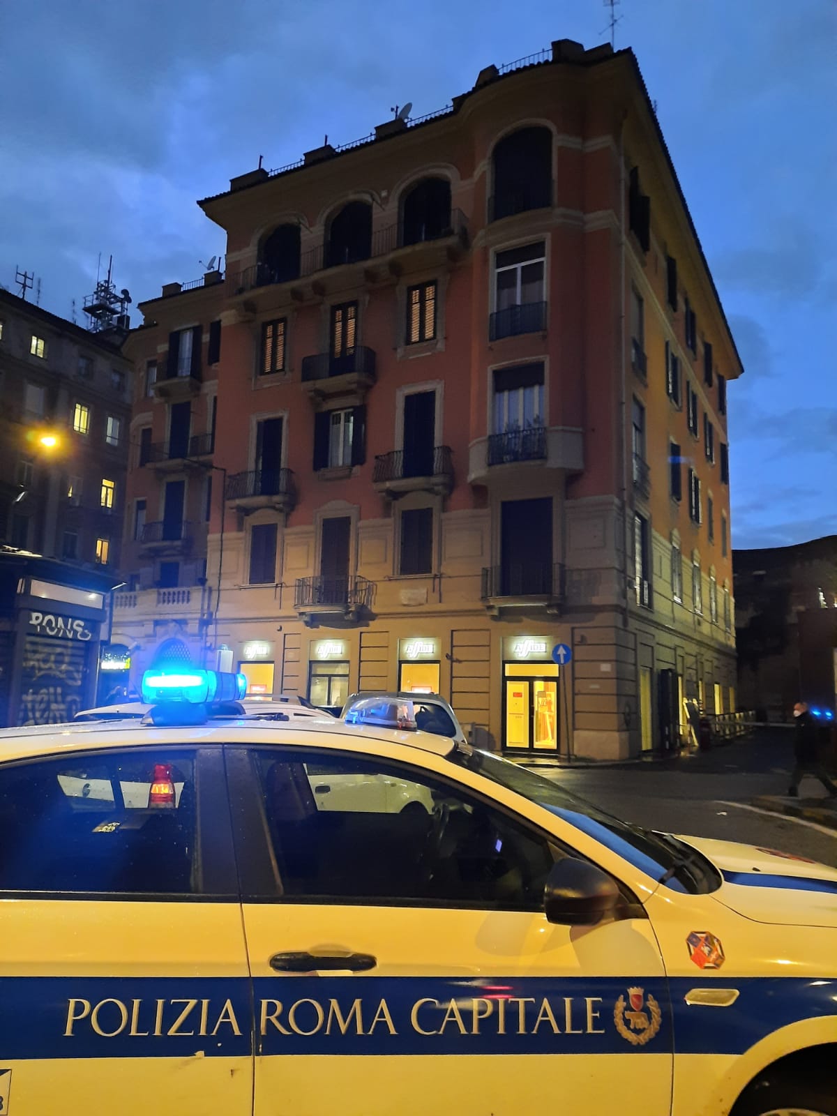 Roma, palazzo pericolante in via Sicilia: evacuati residenti