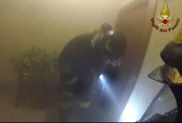Roma, fiamme in appartamento al Laurentino: morto 50enne con cane e gatto. Donna intossicata