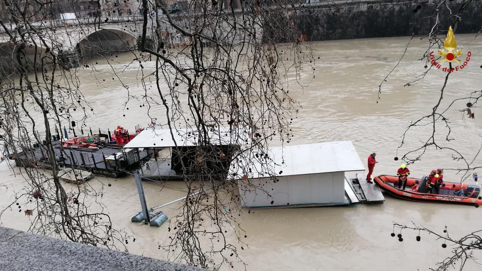 Maltempo Roma, Tevere sorvegliato speciale: clochard salvato dalla piena