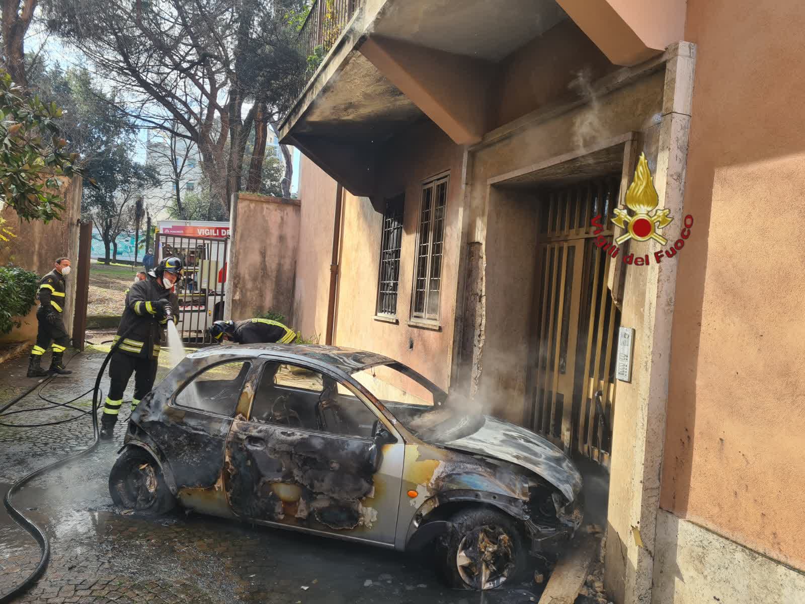Roma, auto in fiamme davanti a portone palazzo: nessun ferito