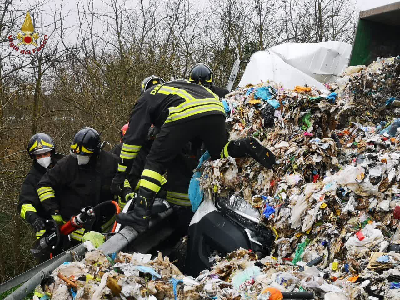 Roma, scontro furgone-tir rifiuti sull'Aurelia: un ferito