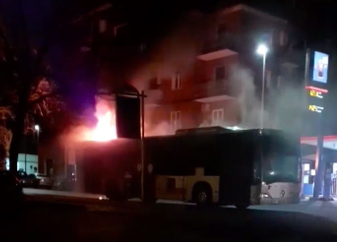 Roma, bus in fiamme a Primavalle: nessun passeggero a bordo