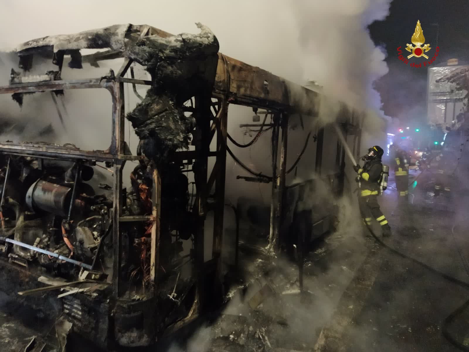 Roma, bus in fiamme a Tor Vergata: era in servizio dal 2003