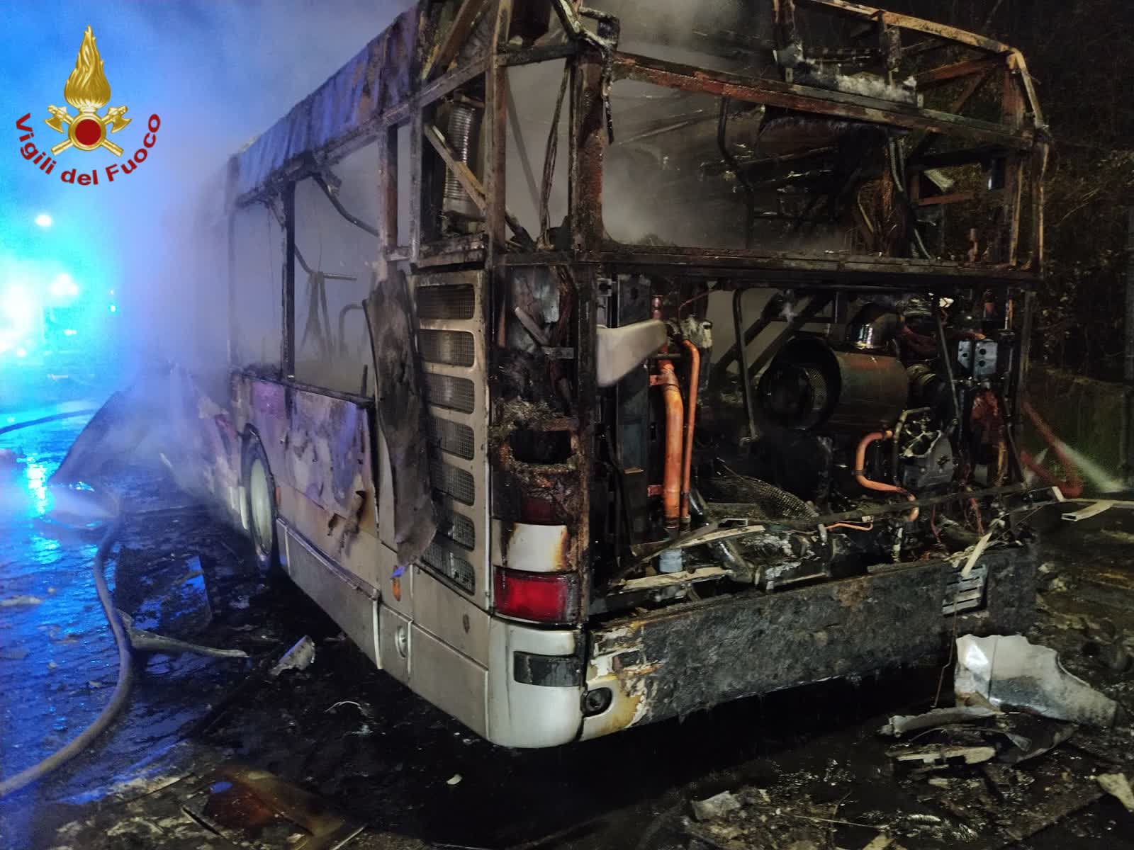 Bus in fiamme a Roma: nessun ferito. E' il terzo in dieci giorni