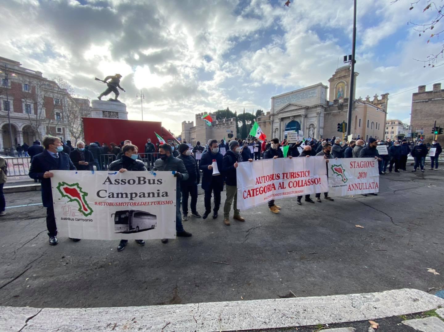 Roma, protesta bus turistici: pullman in piazza e manifestazioni davanti ai Ministeri