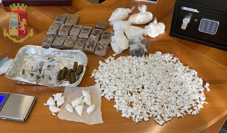 Roma, blitz nel triangolo dello spaccio a San Basilio: sequestro droga per 200 mila euro